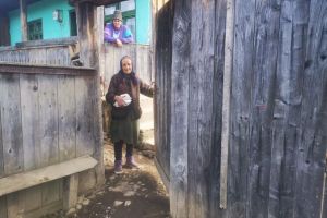 Asociaţia OM a împărţit vârstnicilor 30 de caserole cu mâncare caldă (FOTO)