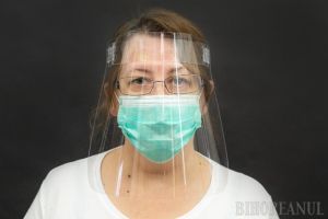 Patru firme din Oradea asigură medicilor implicaţi în lupta anti-coronavirus 10.000 de viziere pentru protejarea feţei