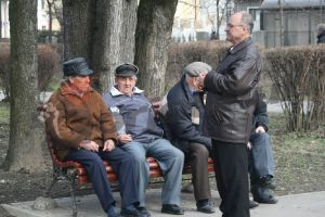 CÂŢI VÂRSTNICI SUNT ÎN PITEŞTI