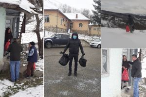 FOTO, VIDEO: Angajaţi din Primăria Sohodol au transportat produse vitale vârstnicilor din satele izolate ale comunei