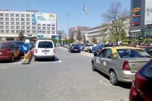 TAXI-URILE DIN PITEŞTI ÎŞI SCHIMBĂ CULOAREA