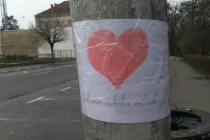FOTO – Un student la Inginerie lipeşte gânduri bune pe stâlpii din Sibiu