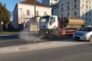 VIDEO| Procesul de dezinfectare a străzilor şi trotuarelor din Alba Iulia continuă, ca măsură de prevenţie împotriva COVID-19
