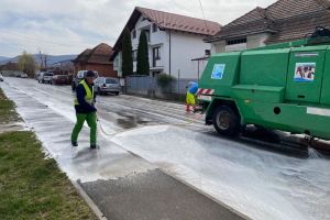 VIDEO. Străzi spălate cu detergent la Negreşti Oaş. Măsuri împotriva coronavirusului