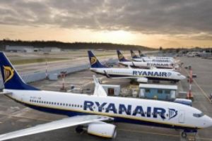 O stewardesă Ryanair a EXPLODAT la adresa românilor veniţi din diaspora: Acum când nu mai aveţi ce fura, pe cine prosti, înşela vă întoarceţi în ţara asta
