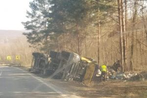 FOTO Accident pe E58! Un camion s-a răsturnat între Copălău şi Flămânzi