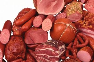 Infocons: Aproape jumătate dintre produsele semipreparate din carne existente pe piaţa din România sunt false