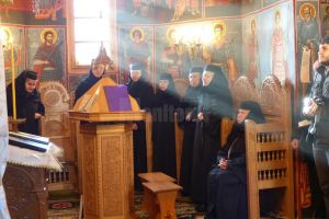 Obştea Mănăstirii Voroneţ s-a rugat aseară pentru toate cadrele medicale aflate în prima ...
