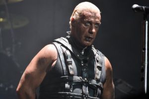 Solistul trupei Rammstein, internat in stare critica. Tim Lindemann, diagnosticat pozitiv cu coronavirus