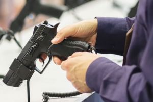 ÎN ATENŢIA PERSOANELOR FIZICE DEŢINĂTOARE DE ARME LETALE/NELETALE SUPUSE AUTORIZĂRII