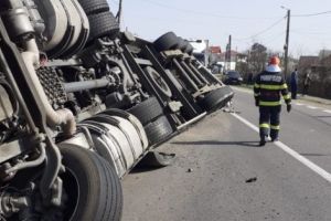 TIR RĂSTURNAT LA DRĂGANU