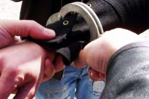 Identificaţi şi reţinuţi pentru 24 de ore de către poliţişti, după ce au tâlhărit un bărbat, pe o stradă din municipiul Hunedoara.