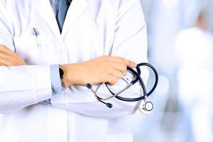Măsură anticoronavirus: Medicii şi asistentele din Bihor nu mai au voie să lucreze şi în privat, în perioada stării de urgenţă