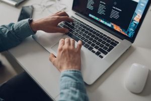 Site-ul „Ieşi Acasă”, creat de un sibian – Idei de activităţi pe care să le facem când stăm în casă
