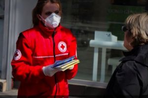 HOTILOR! CRIMINALILOR! Crucea Roşie a vrut sa doneze un milion de masti, dar statul le-a blocat în vamă/„I-au pus cu capul pe capotă