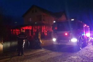 FOTO, VIDEO| INCENDIU la o locuinţă din Alba Iulia: Au intervenit pompierii cu 2 autospeciale