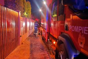 UPDATE FOTO, VIDEO| INCENDIU la o locuinţă din Alba Iulia: Un bărbat a suferit arsuri de gradul I şi este intoxicat cu fum