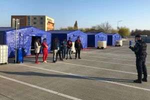 Opt bihoreni care au plecat din autoizolare, săltaţi de jandarmi şi băgaţi la carantină, în Oradea