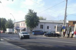 Un rănit şi două maşini şifonate serios, bilanţul unui accident rutier