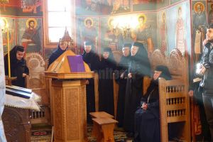 Obştea Mănăstirii Voroneţ s-a rugat aseară pentru toate cadrele medicale aflate în prima ...