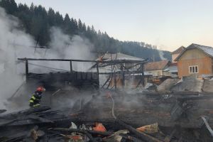 Anexele a două gospodării, distruse de un incendiu izbucnit în timpul nopţii