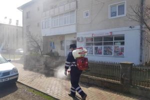 Primăria Todireşti dezinfectează cu forţe proprii spaţiile publice din comună