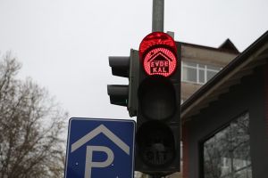 Mesaje la semafor într-un oraş din Turcia care îi îndeamnă pe oameni să stea acasă