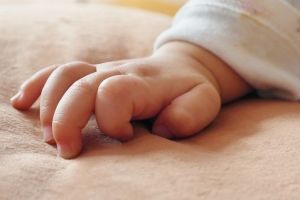 Copilaş de aproape doi ani, în carantină la Botoşani, alături de tatăl său. Mama l-a părăsit pe când avea trei luni