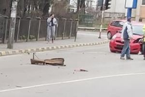 FOTO Accident la Botoşani! O maşină a intrat într-un stâlp. „Am avut un şoc”
