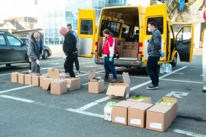 FOTO: Crucea Roşie a distribuit alimente persoanelor vulnerabile din judeţul Sibiu