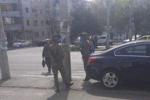 Supraveghere militarizata in Ploiesti. Piata din Malu Rosu, pazita cu angajati ai armatei, inarmati