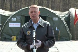Klaus Iohannis, în vizită la spitalul construit de militari la Otopeni: Ne aşteptăm la o creştere a infecţiilor, lucrurile vor fi şi mai grave