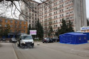 FOTO! Curţile interioare ale spitalelor din municipiul Botoşani, dezinfectate