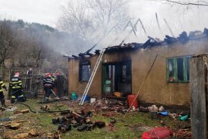 FOTO: Pompierii vrânceni au fost solicitaţi să intervină la trei incendii şi o misiune pirotehnică