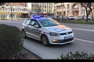 VIDEO| Moment emoţionant: Imnul României s-a auzit în Alba şi în toată ţara, la ora 17.00, prin megafoanele maşinilor de poliţie