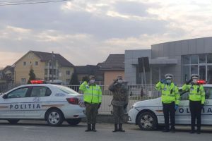 Poliţiştii le-au mulţumit celor care stau acasă. S-a auzit şi la Bistriţa Imnul României (FOTO-VIDEO)