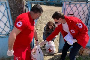 FOTO| 176 pachete alimentare şi igienico-sanitare au fost distribuite persoanelor vârstnice din Aiud, de către filiala de Crucea Roşie a Judeţului Alba