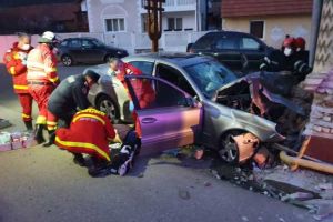 FOTO| ACCIDENT rutier GRAV pe DJ 107 H, la Bucerdea Vinoasa: O persoana este inconştientă, după ce o maşină a ieşit în decor