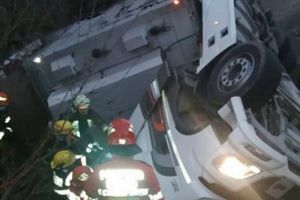 FOTO: Autocamion răsturnat lângă Sigişoara! Două victime, încarcerate!