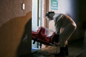 Vaslui: Bărbat care nu vroia să părăsească un centru de carantină după 14 zile, evacuat cu ajutorul forţelor de ordine