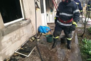 FOTO & VIDEO Necaz pentru o familie din Botoşani! Un incendiu le-a afectat casa