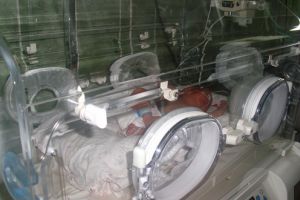 Bebeluşul preluat de elicopterul SMURD de la Botoşani are doar două zile. A fost dus la Bucureşti