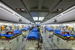 FOTO: Germania transferă cu un avion-spital ultra modern bolnavi de coronavirus din Italia şi Franţa