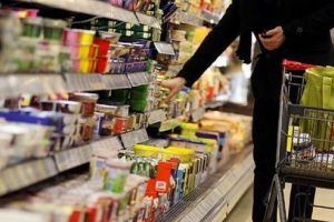 Un retailer important din România blochează preţurile la 500 de produse !