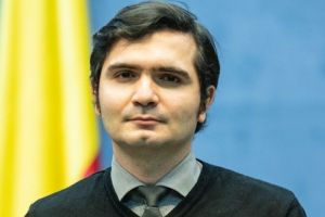 VIDEO| Mesajul lui Bogdan, interpretul mimico-gestual al Guvernului, pentru cei care pot să audă: „Staţi acasă acum, pentru ca în viitor să ne putem îmbraţişa”