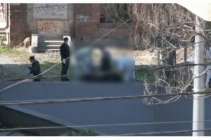 Descoperire MACABRA in centrul Ploiestiului. Cadavrul unui barbat, ridicat de criminalisti de pe strada