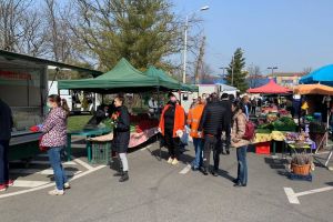 Camere video la piaţa volantă, pe timp de pandemie, după fotografia care a creat controverse pe Facebook