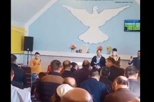 VIDEO: Sfidare şi inconştienţă: adunare religioasă cu zeci de participanţi într-o localitate din România!