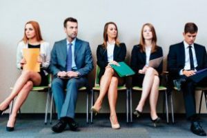 În timp ce mare parte din administraţia publică lucrează homework pe salarii neatinse, ca şi cum nu s-ar fi întâmplat nimic, sectorul privat se închide, trimite oameni în şomaj, pe salarii mult mai mici, sau cei care lucrează vor avea salariile tăiate