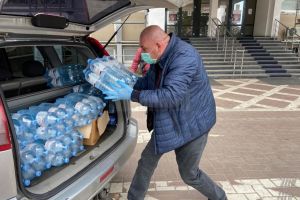 Un fălticenean a donat baxuri cu apă plată şi pachete cu biscuiţi cadrelor medicale din ...